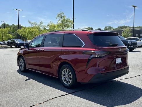Used 2025 Toyota Sienna XLE FWD image 6