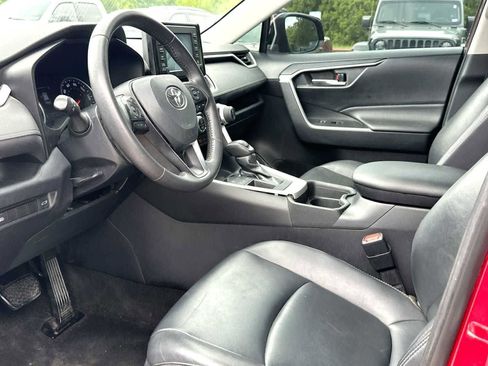 Used 2020 Toyota RAV4 XLE Premium FWD image 18