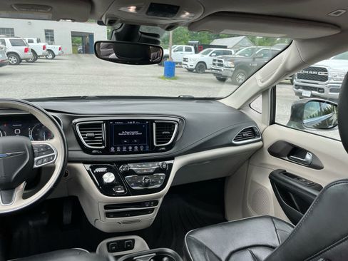 Used 2018 Chrysler Pacifica Limited w/ Tire & Wheel Group FWD image 24