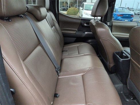 Used 2017 Toyota Tacoma Limited image 10