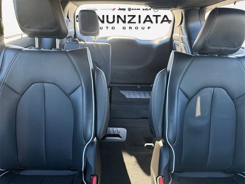 Used 2023 Chrysler Pacifica Limited w/ Uconnect Theater Family Group image 16