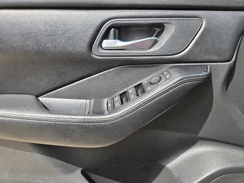 Used 2025 Nissan Rogue SV image 24