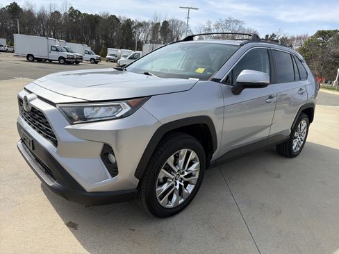 Used 2021 Toyota RAV4 XLE Premium image 5