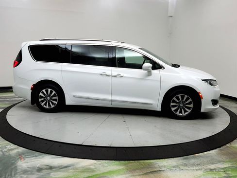 Used 2020 Chrysler Pacifica Touring-L Plus FWD image 4