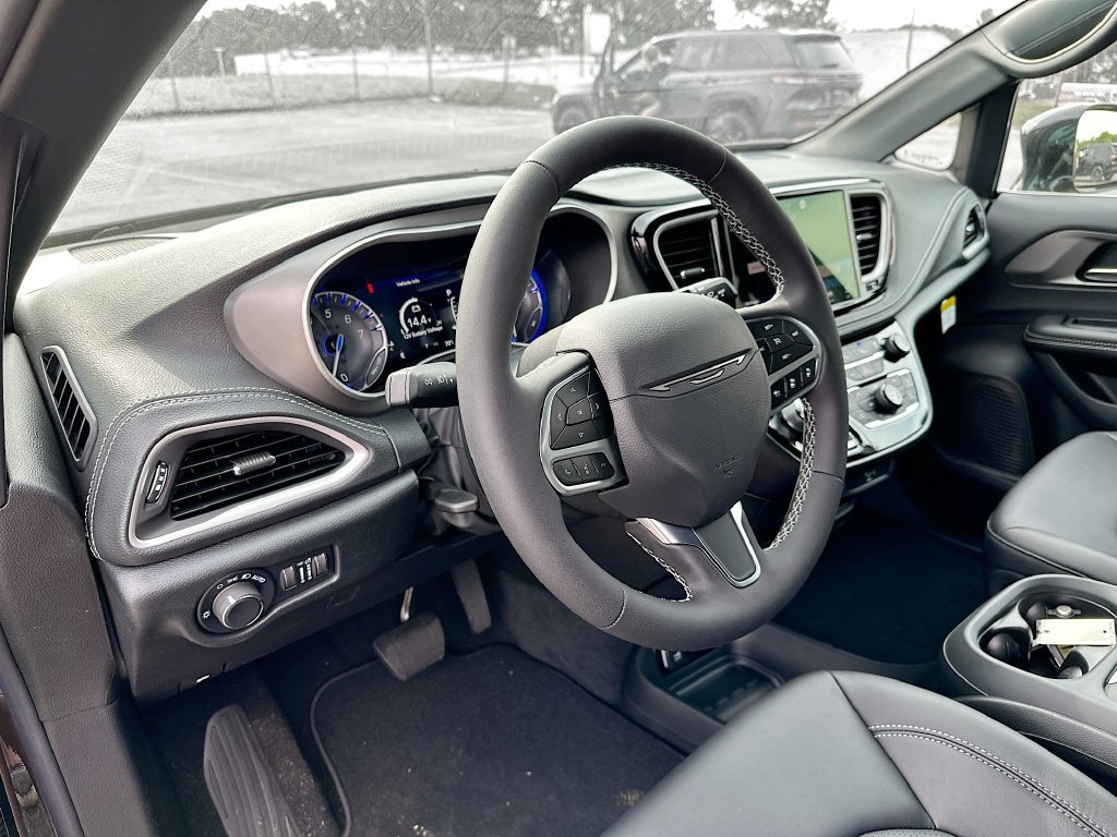 New 2027 Chrysler Pacifica Select FWD image 13