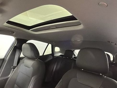 Used 2024 Chevrolet Trax LT w/ Sunroof Package FWD image 12