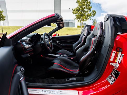 Used 2021 Ferrari F8 Tributo image 52