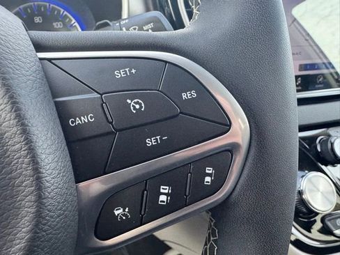 Used 2024 Chrysler Pacifica Touring-L image 33