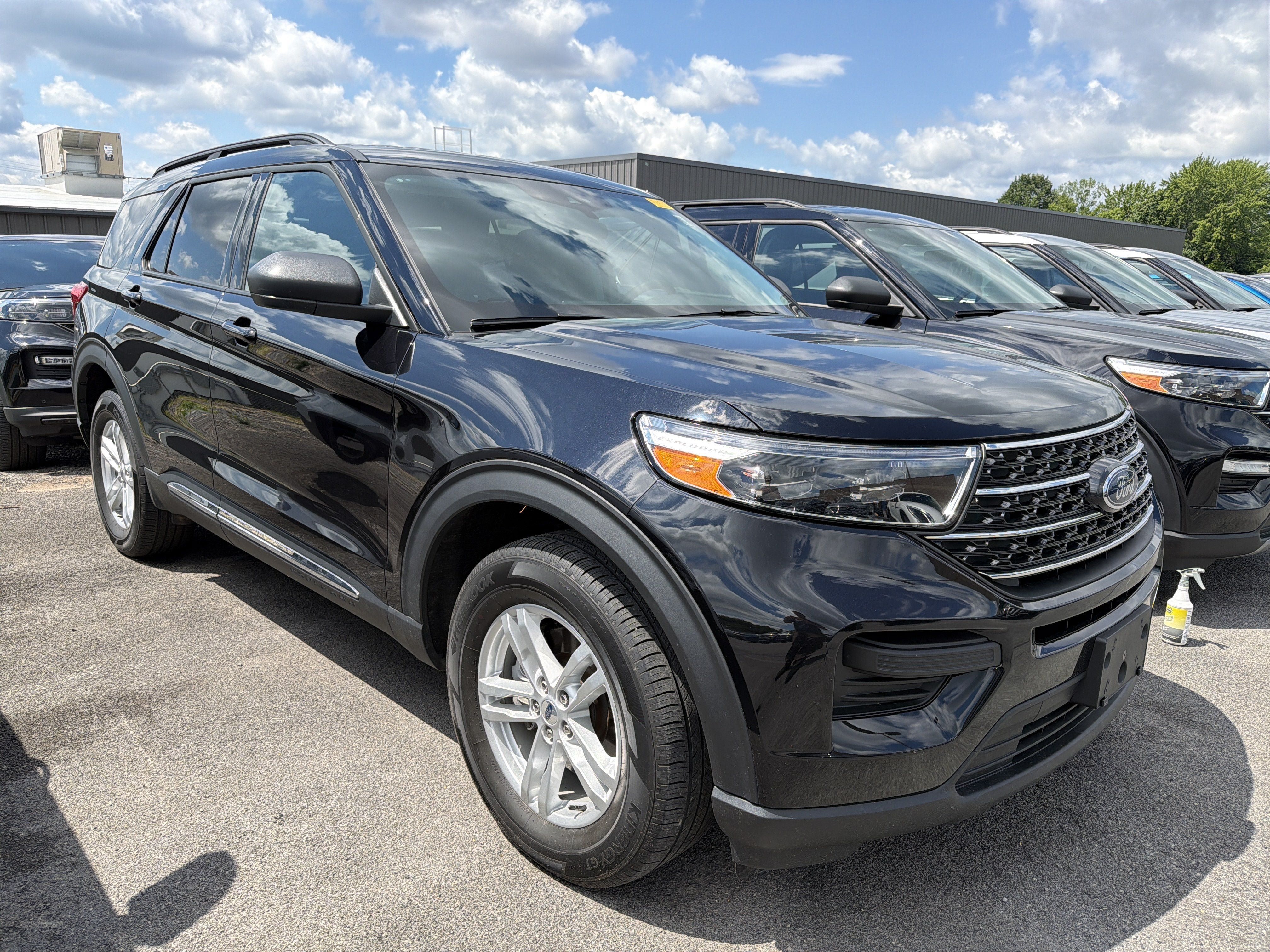 Used 2023 Ford Explorer XLT AWD/4WD image 2