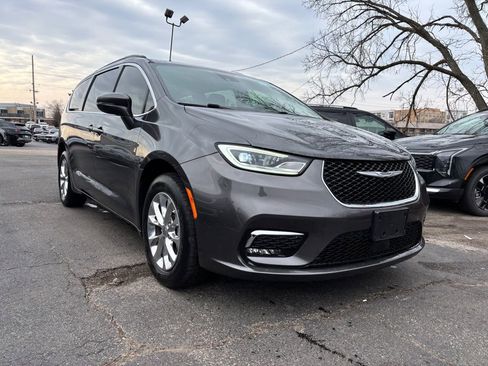 Used 2022 Chrysler Pacifica Touring-L image 2