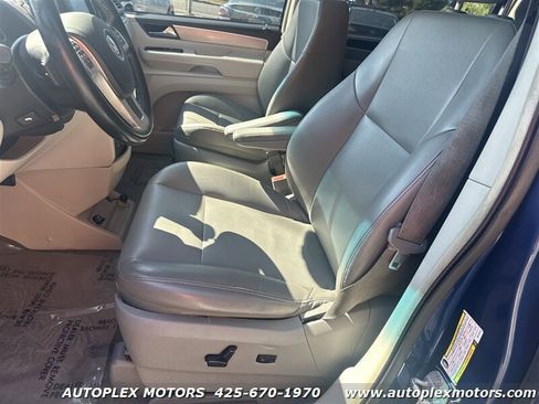 Used 2011 Volkswagen Routan SE image 25