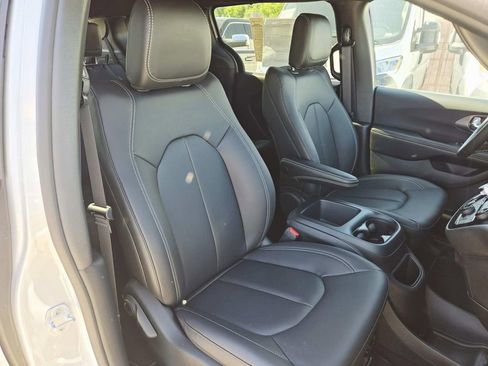 New 2026 Chrysler Pacifica Select FWD image 17