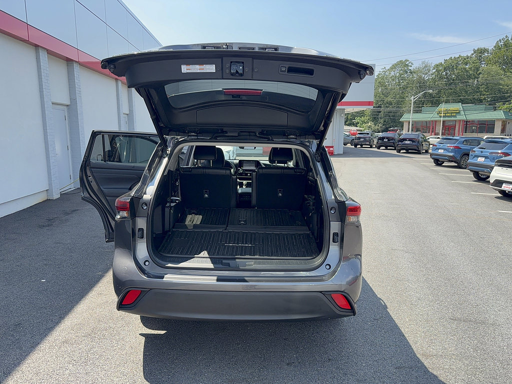 Used 2022 Toyota Highlander XLE AWD/4WD image 16