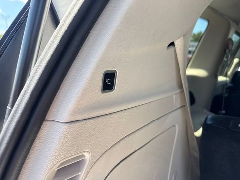 Used 2024 Chrysler Pacifica Limited FWD image 16
