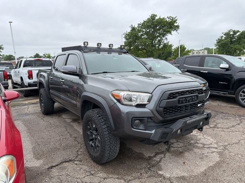 Used 2016 Toyota Tacoma TRD Off-Road w/ Towing Package AWD/4WD image 2