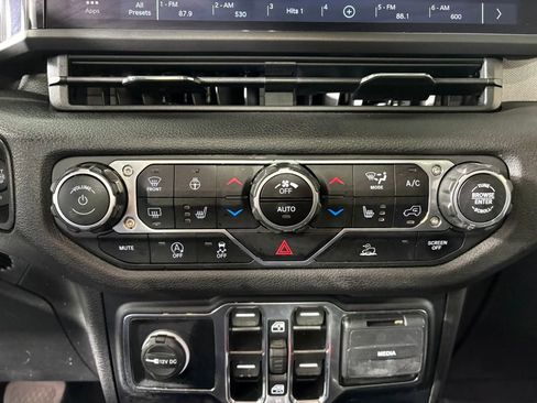 Used 2024 Jeep Gladiator Sport image 18