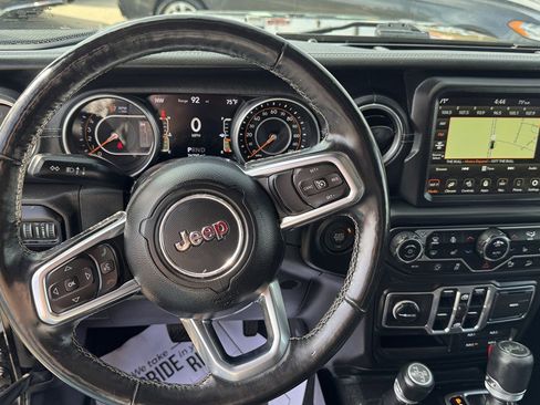 Used 2018 Jeep Wrangler Unlimited Sahara AWD/4WD image 17