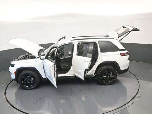 Used 2024 Jeep Grand Cherokee Altitude image 65