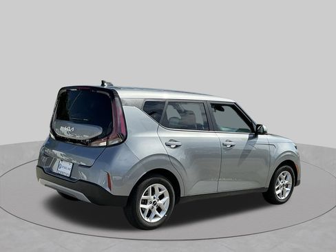 Used 2025 Kia Soul LX w/ LX Technology Package FWD image 12