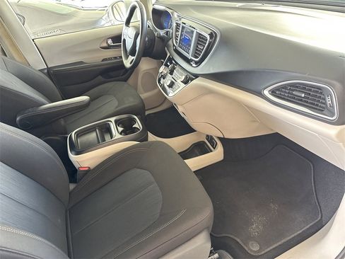 Used 2020 Chrysler Pacifica Touring image 34