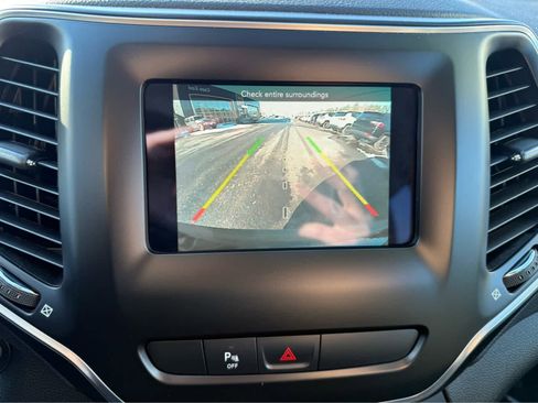 Used 2019 Jeep Cherokee Latitude Plus image 17