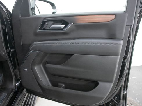Used 2025 GMC Yukon XL Denali w/ Sun & Power Step Package AWD/4WD image 12