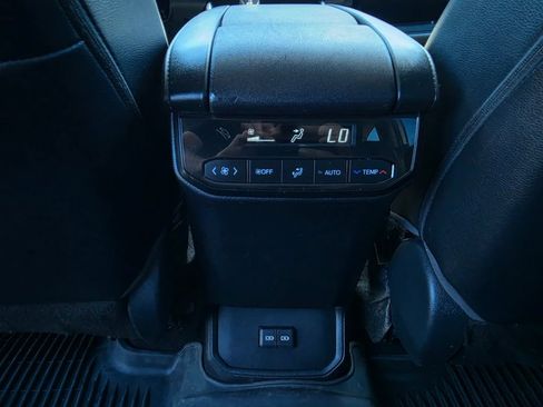 Used 2023 Toyota Highlander XLE AWD/4WD image 15