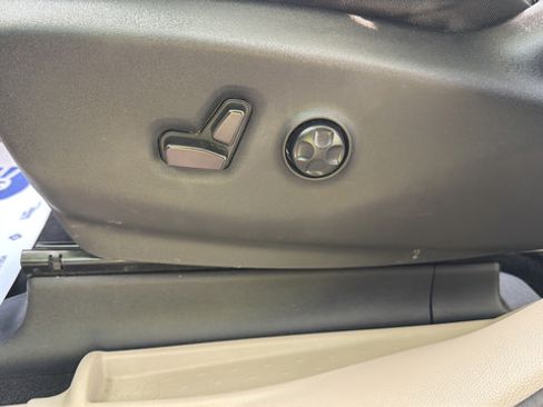 Used 2022 Chrysler Voyager LX FWD image 16