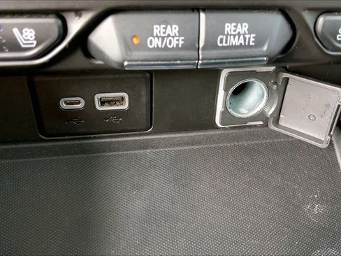 Used 2021 Chevrolet Suburban High Country image 31