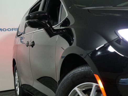 New 2026 Chrysler Pacifica Select image 3