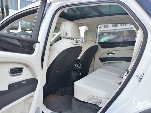 Used 2023 Bentley Bentayga AWD/4WD image 11