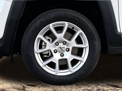 Used 2023 Jeep Renegade Latitude AWD/4WD image 9