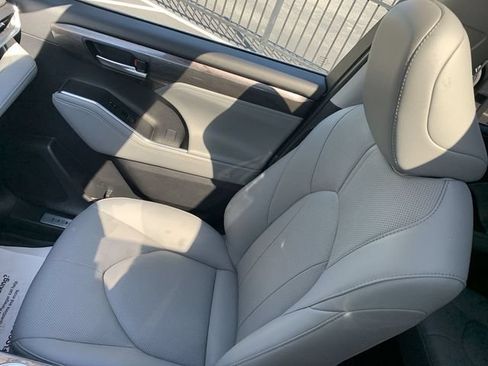 Certified 2024 Toyota Highlander Limited FWD image 31