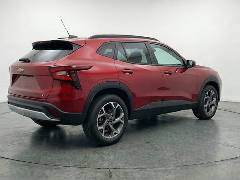 Used 2025 Chevrolet Trax LT w/ LT Convenience Package image 9