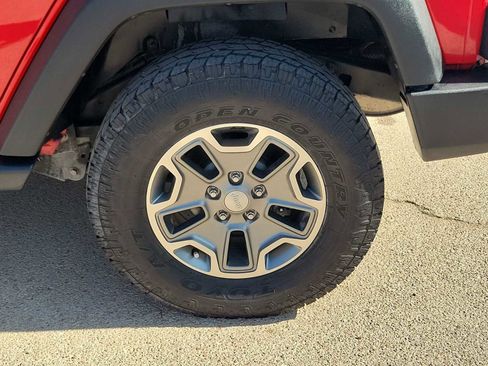 Used 2016 Jeep Wrangler Unlimited Rubicon w/ Connectivity Group image 4