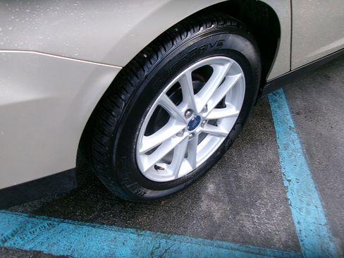 Used 2017 Ford Focus SE image 9