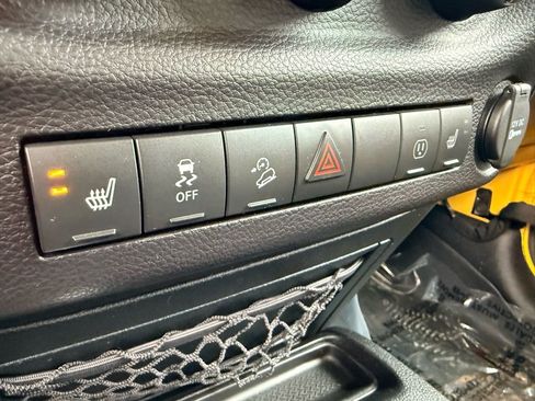 Used 2015 Jeep Wrangler Unlimited Sahara w/ Connectivity Group image 25