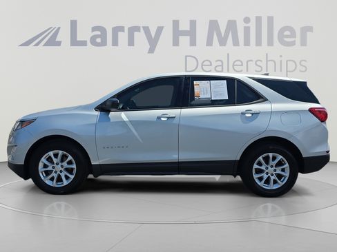 Used 2019 Chevrolet Equinox LS FWD image 2