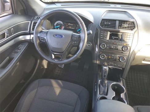 Used 2016 Ford Explorer XLT image 10