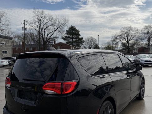 Used 2019 Chrysler Pacifica Touring Plus w/ S Appearance Package image 7