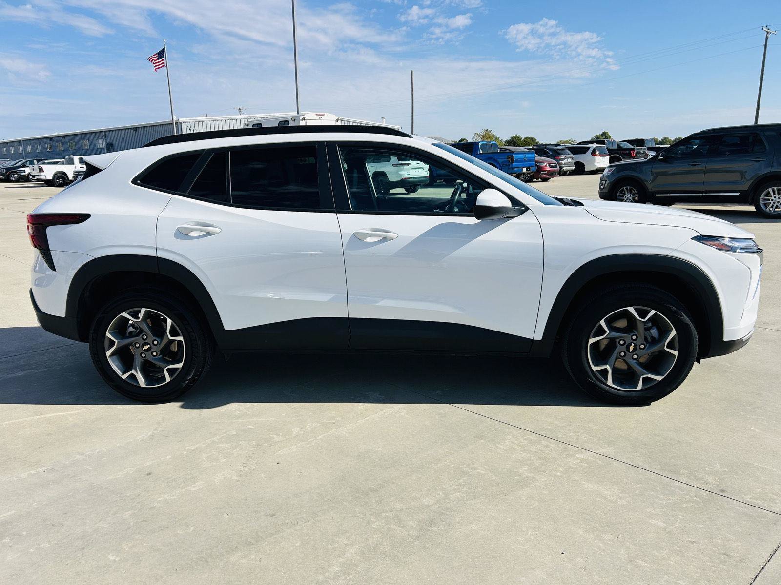 Used 2025 Chevrolet Trax LT w/ LT Convenience Package FWD image 36