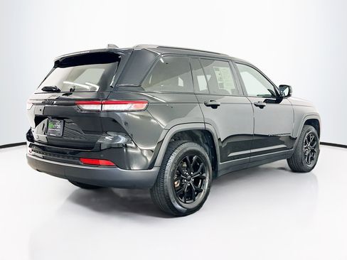 Used 2025 Jeep Grand Cherokee Altitude AWD/4WD image 9