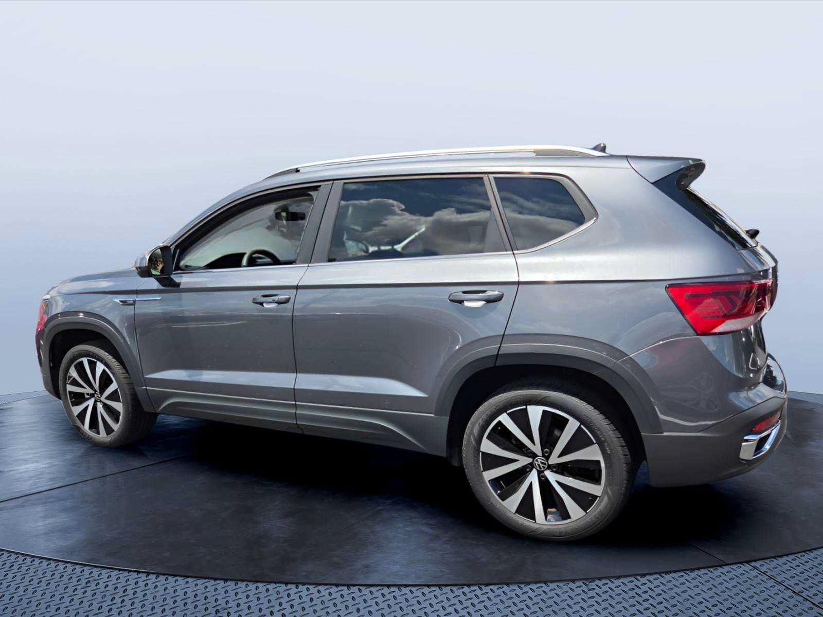 Used 2023 Volkswagen Taos SE FWD image 4