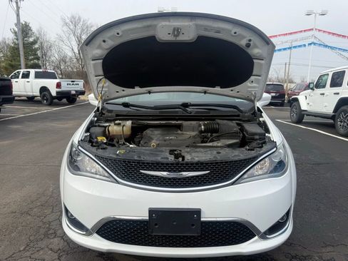 Used 2018 Chrysler Pacifica Touring-L image 64