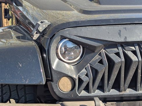 Used 2015 Jeep Wrangler Unlimited Sahara image 4