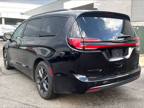Used 2025 Chrysler Pacifica Limited FWD image 3