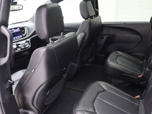 Used 2023 Chrysler Pacifica Touring-L w/ S Appearance Package image 11