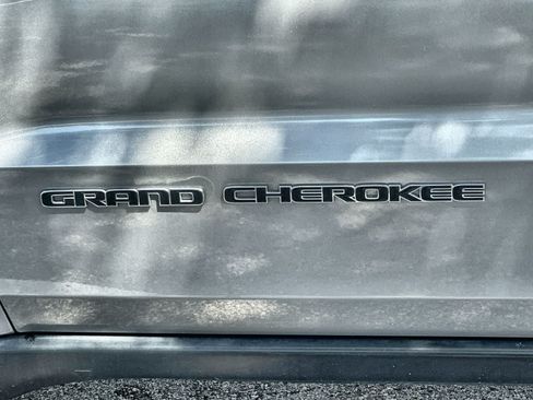Used 2018 Jeep Grand Cherokee Laredo AWD/4WD image 15