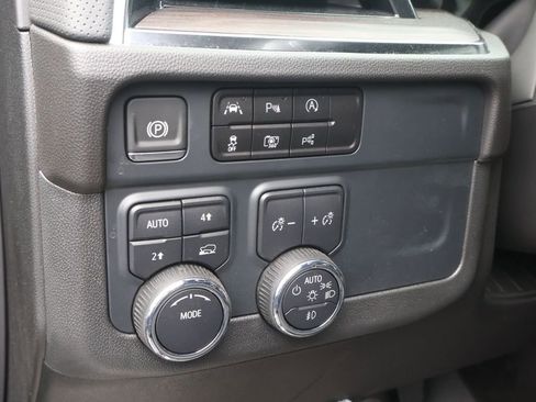 Used 2025 Chevrolet Suburban Premier AWD/4WD image 18