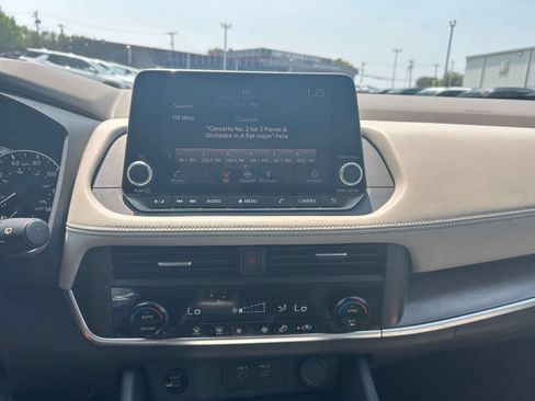 Used 2025 Nissan Rogue SV AWD/4WD image 17
